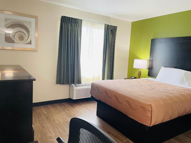 Queen Room with Two Queen Beds - Non-Smoking image 2