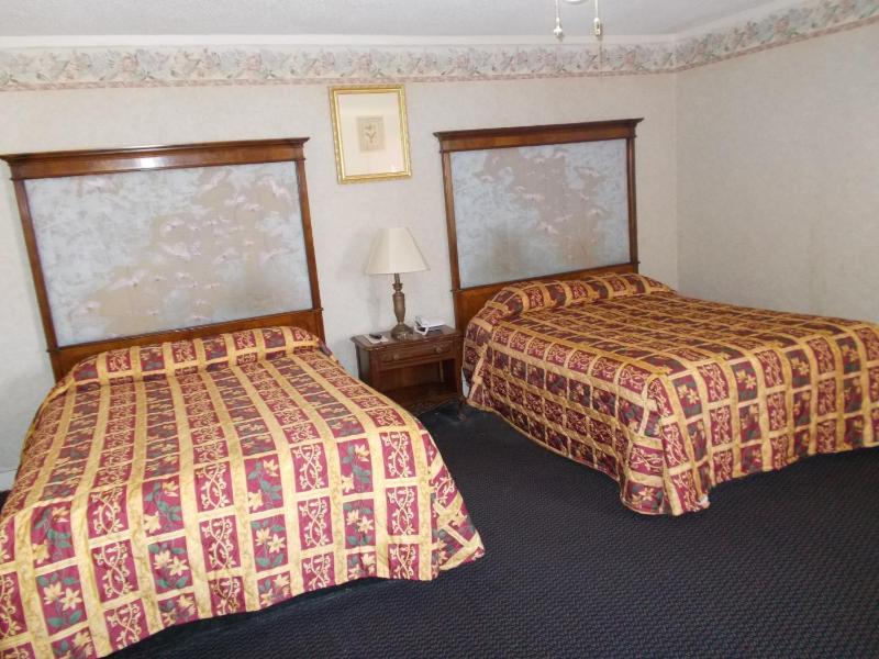 Queen Room with Two Queen Beds image 1