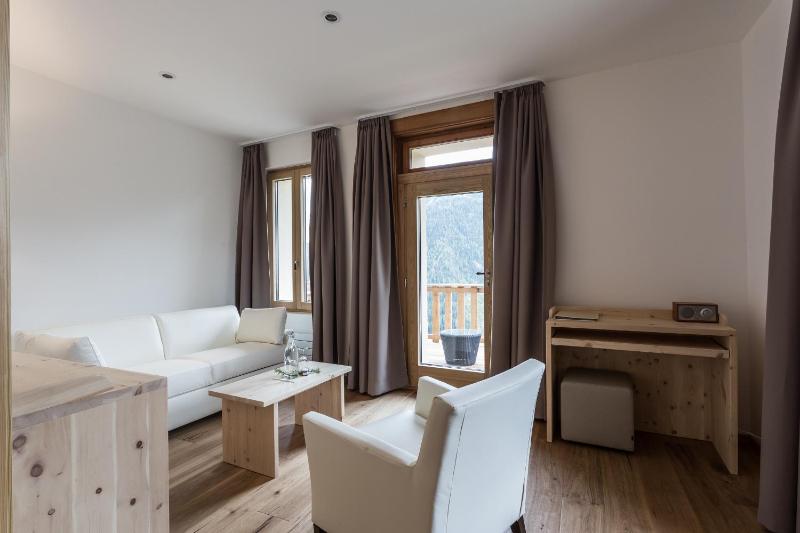 Double Room with Balcony and Mountain View image 4