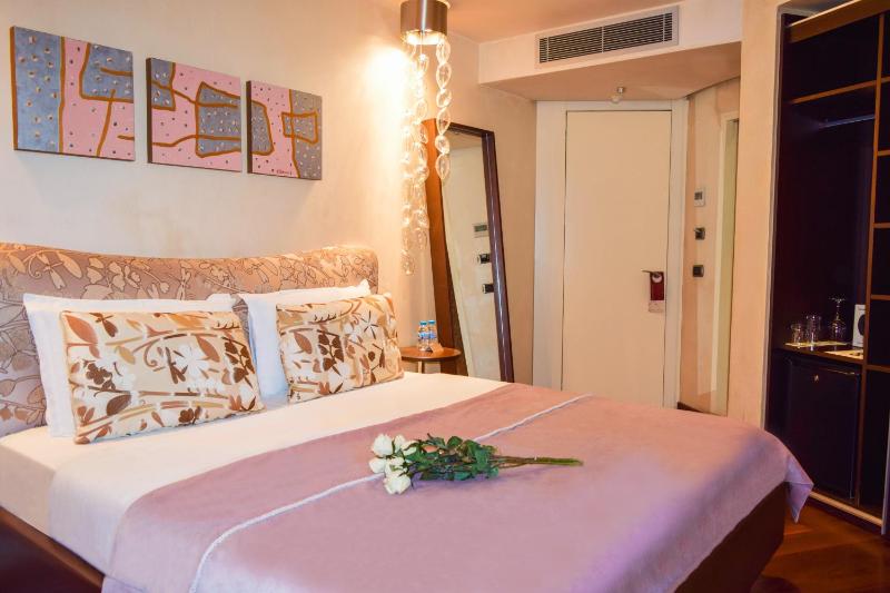 Classic Double Room image 4