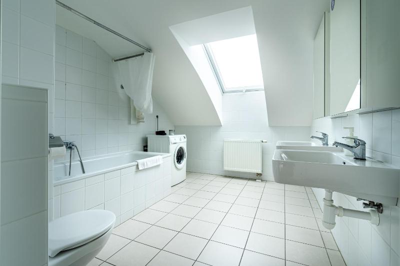 Two-Floor Deluxe Three-Bedroom Apartment image 3