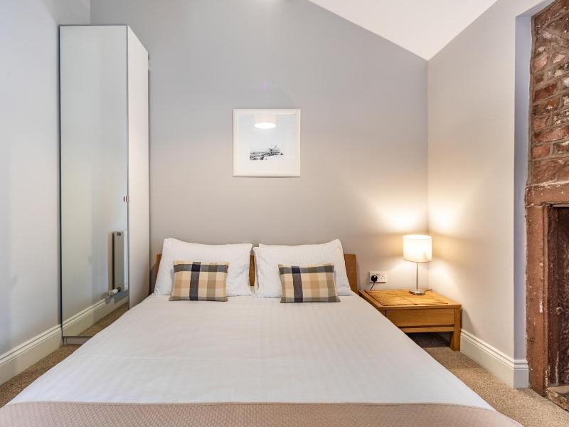 Double Room with Bathroom image 2