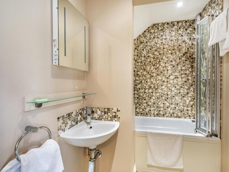 Standard Twin Room image 2