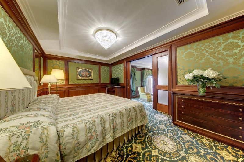 Senior Suite with Lake View image 1