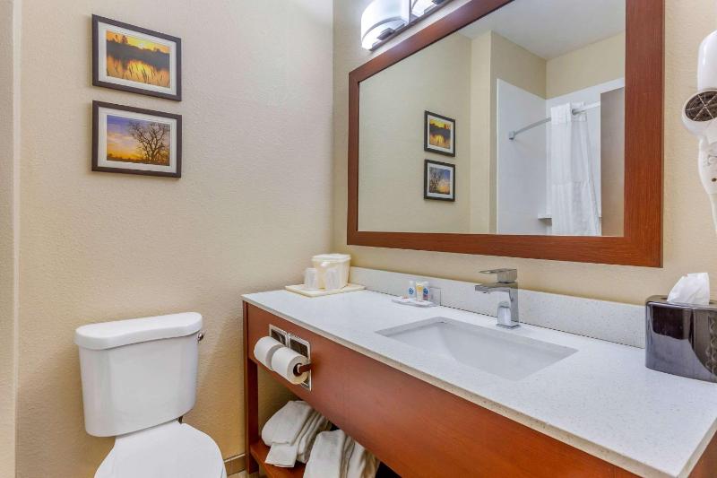Queen Room with Two Queen Beds - Non-Smoking image 2