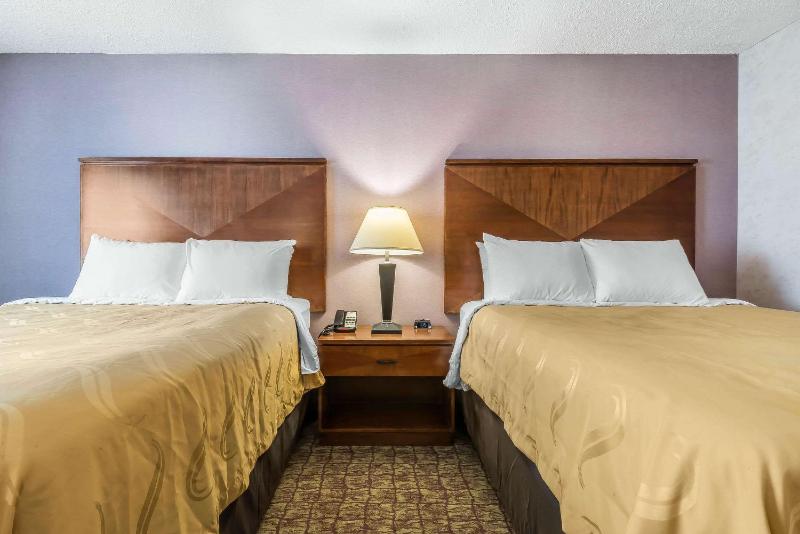 Queen Room with Two Queen Beds - Non-Smoking image 4