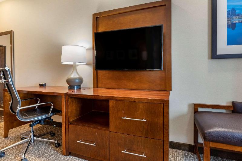 King Suite - Non-Smoking image 3