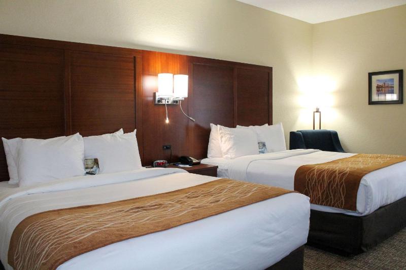 Queen Room with Two Queen Beds - Non-Smoking image 3