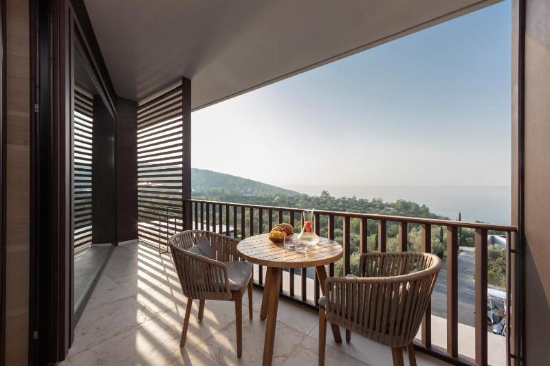 Deluxe King Sea View image 1