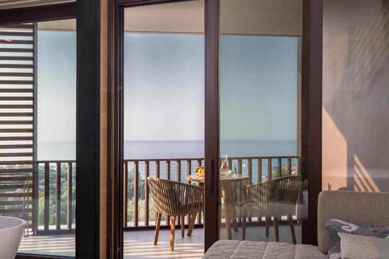 Deluxe King Sea View image 4