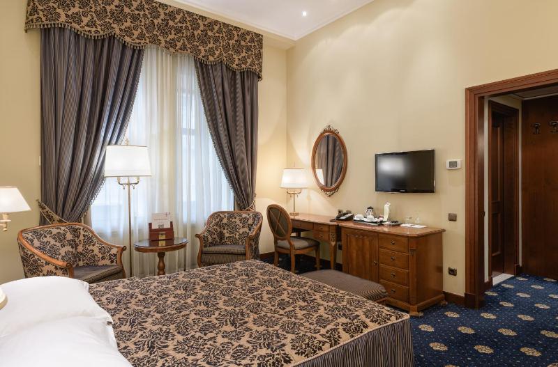 Classic Double Room image 3