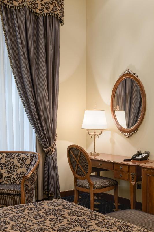 Classic Double Room image 4