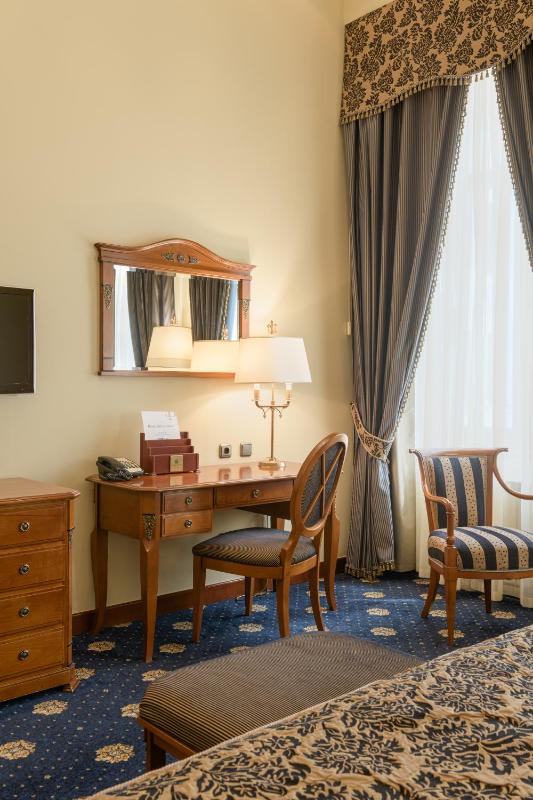 Premier King Room image 4