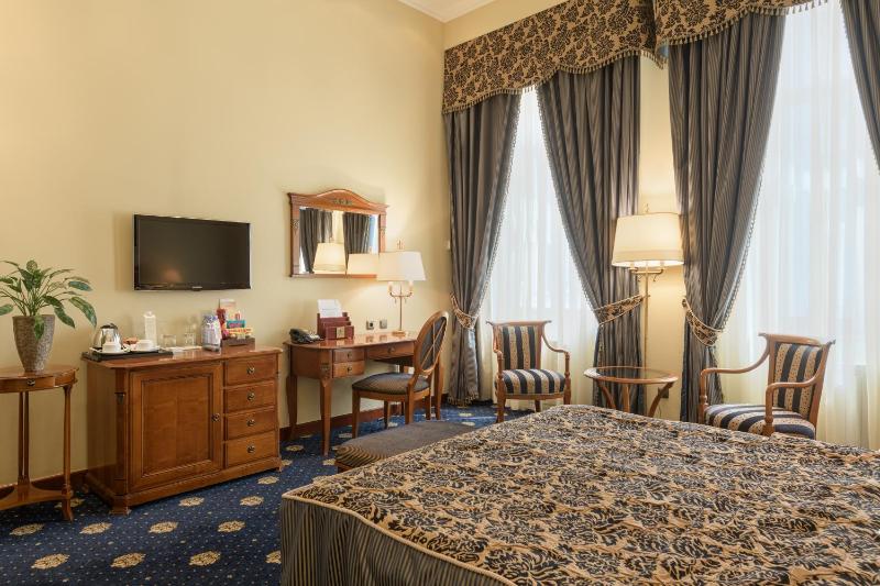 Premier King Room image 3