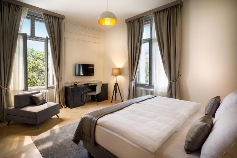 Imperial Room with Additional Bed image 3