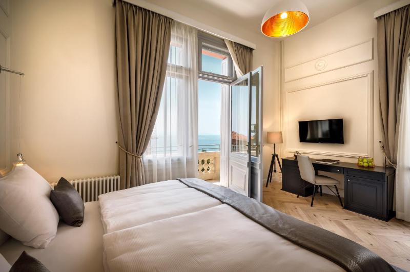 Camelia Suite image 4