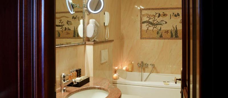 Junior Suite with Lake View image 3