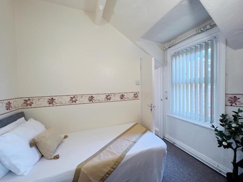 OYO Lily Hotel Blackpool - image 9