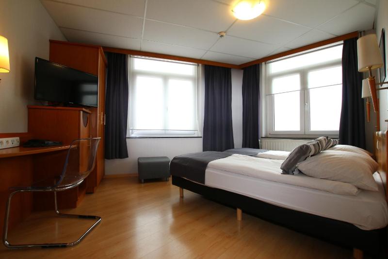 Economy Double Room image 4