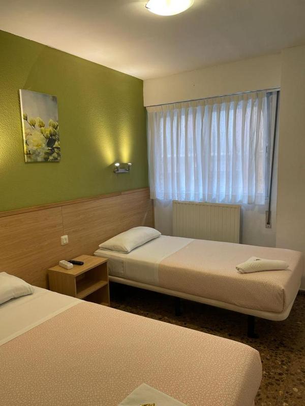 Twin Room image 4