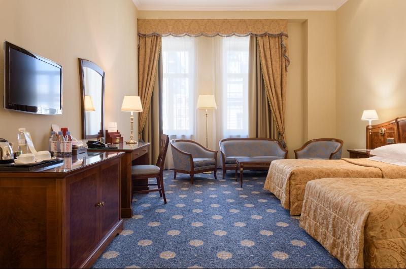Premier Twin Room image 3
