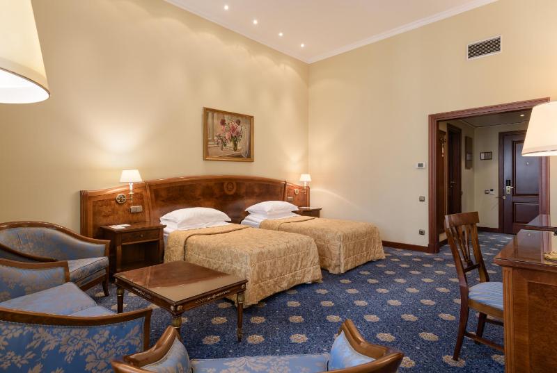 Premier Twin Room image 1
