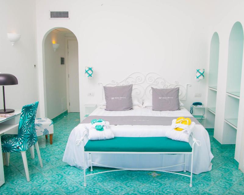 Superior Double Room with Sea View image 4