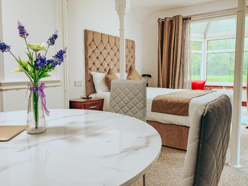 Suite with Garden View image 3