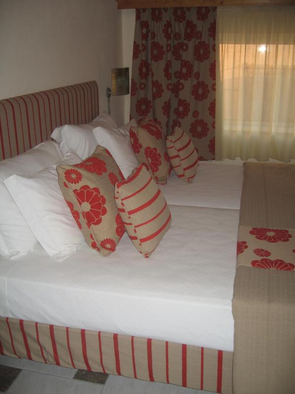 Economy Twin Room image 3