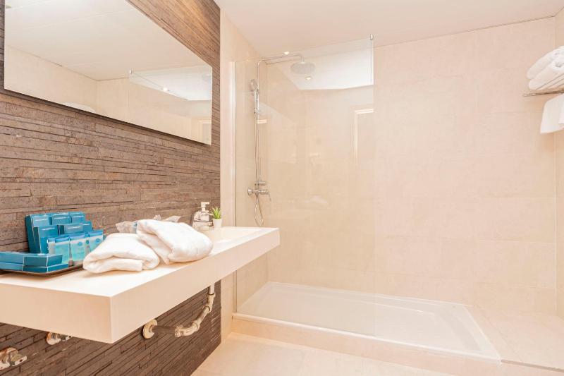 Quadruple Room image 2