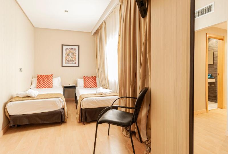 Quadruple Room image 4