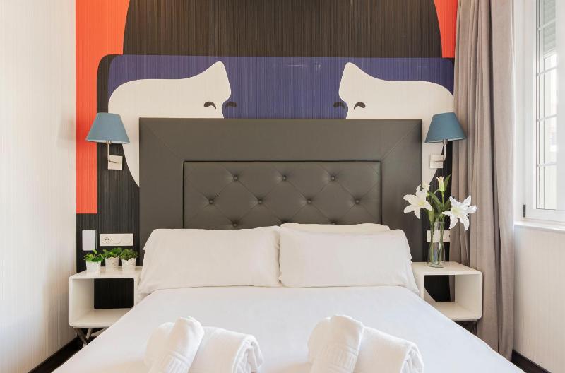 Double Room with Balcony image 2
