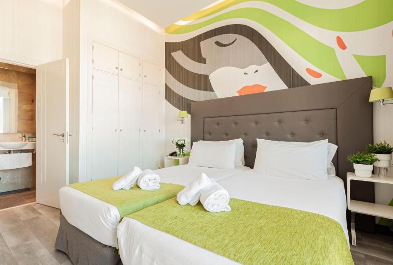 Double Room with Balcony image 3