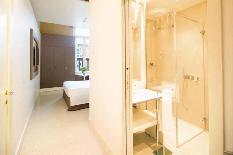 Superior Double Room with Partial View image 2