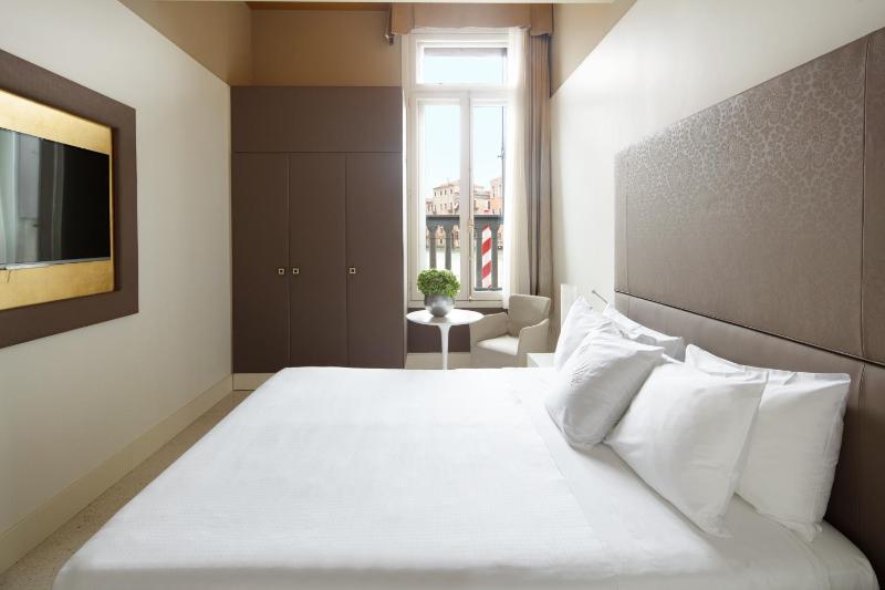 Superior Double Room with Partial View image 3