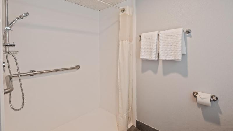 Queen Room with Two Queen Beds- Non-Smoking image 2