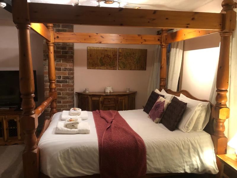 The Rose Room - Four Poster (Not Pet Friendly) image 3