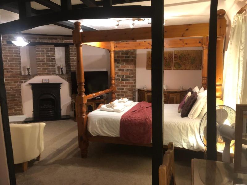 The Rose Room - Four Poster (Not Pet Friendly) image 1