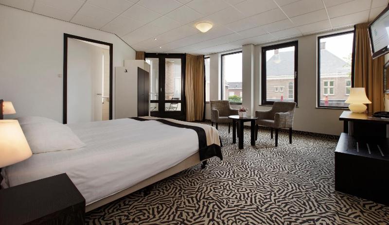Deluxe Twin Room image 3