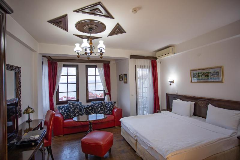 Deluxe Apartment with Lake View