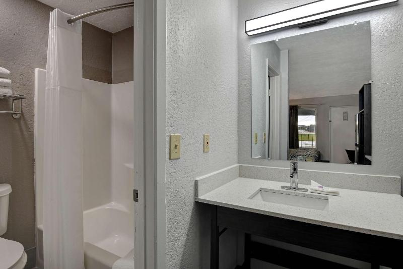 Quadruple Room - Non-Smoking image 2