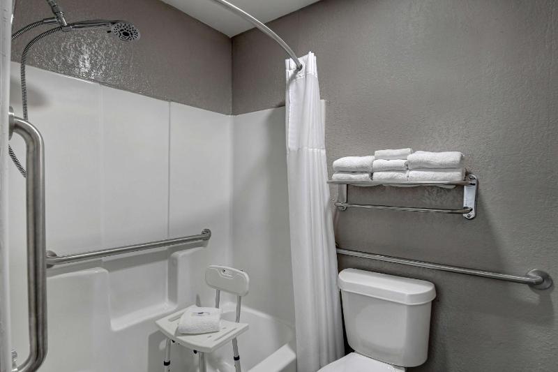 Quadruple Room - Disability Access - Non-Smoking image 2