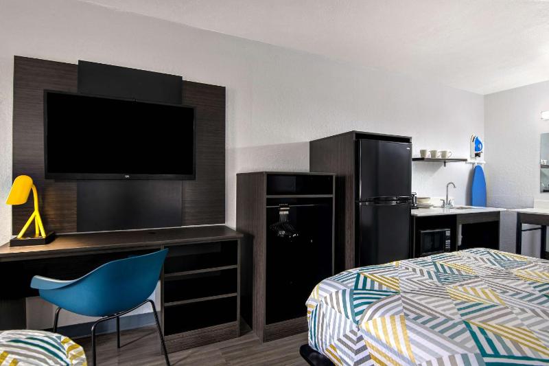 Quadruple Room - Disability Access - Non-Smoking image 1