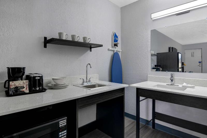 Quadruple Room - Disability Access - Non-Smoking image 4