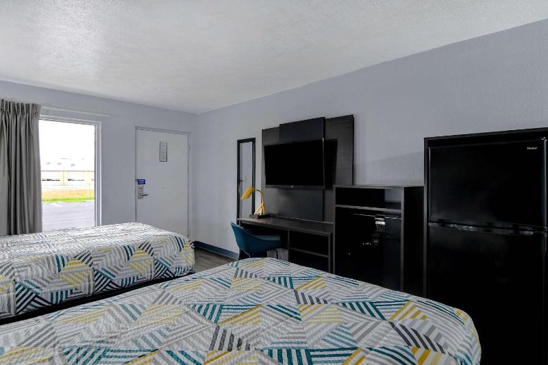 Quadruple Room - Disability Access - Non-Smoking image 3