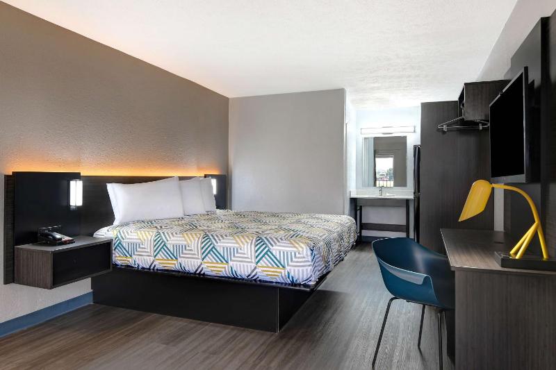 King Room - Disability Access - Non-Smoking image 3