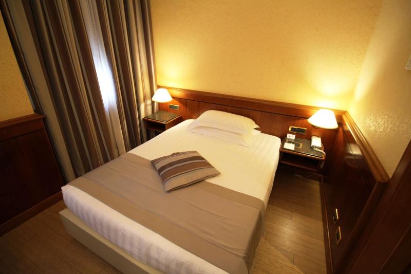 Single Room with French Bed image 4