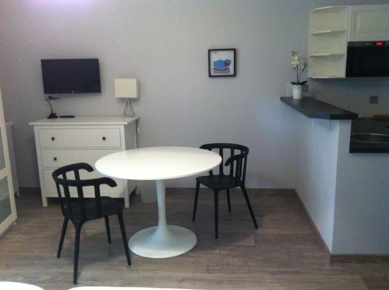Studio with Twin Beds (2 Adults) image 2