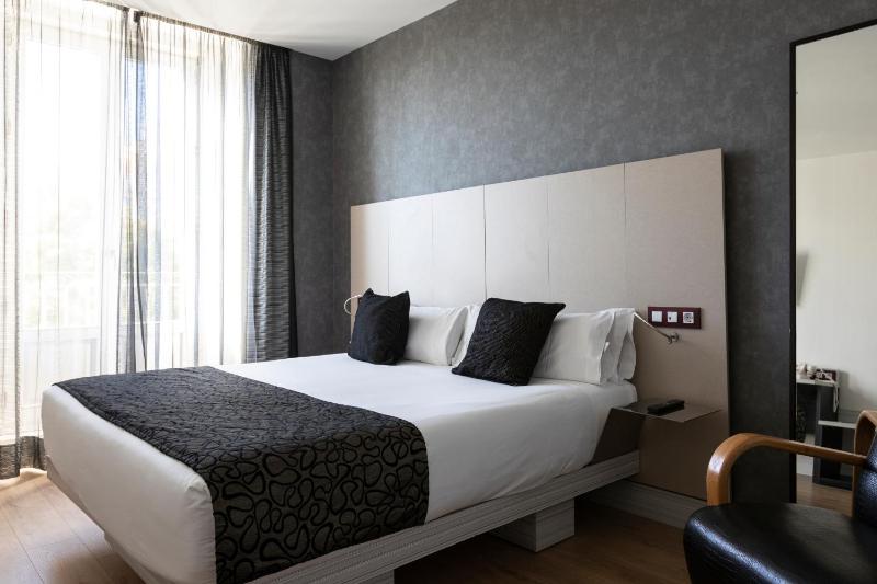 Double or Twin Room (1-2 Adults) image 3