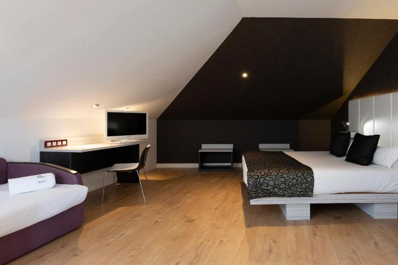 Quadruple Room (4 Adults) image 3